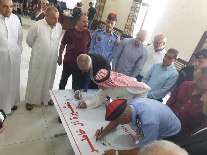 عشيرة آل خاطر في لواء الرصيفة توقع وثيقة شرف لا لإطلاق العيارات النارية