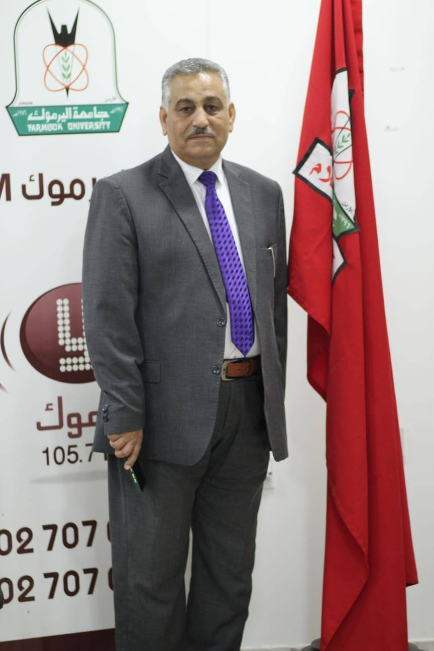خمسيني يقهر الصعاب ويذللها ويواصل مسيرته الجامعية