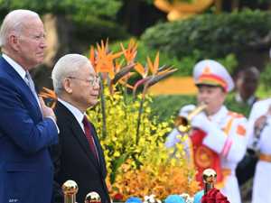 بايدن يصل إلى فيتنام لتعزيز العلاقات في مواجهة الصين