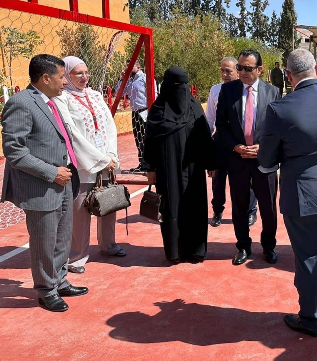 زيارة الأمين العام للشؤون التعليمية والفنية  العجارمة إلى  مدرسة أم قصير ....صور