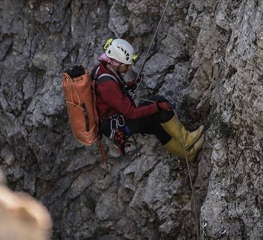 مرسين.. فرق إنقاذ تسابق الزمن لإخراج مستكشف أمريكي من كهف