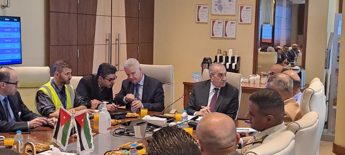 وزير النقل يؤكد على ضرورة تطوير البنية التحتية لشركات نقل البريد السريع العاملة في مطار الملكة علياء الدولي