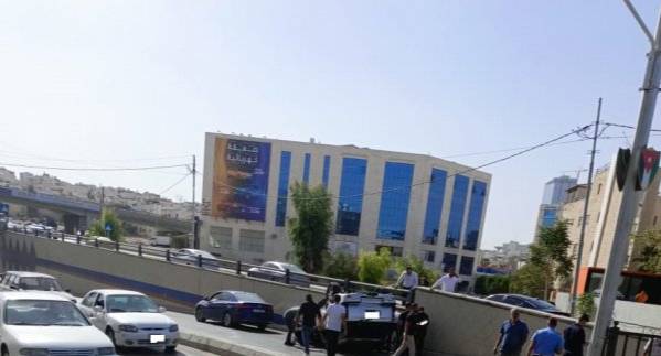اصابة بحادث تدهور مركبة عند اشارة الرابية