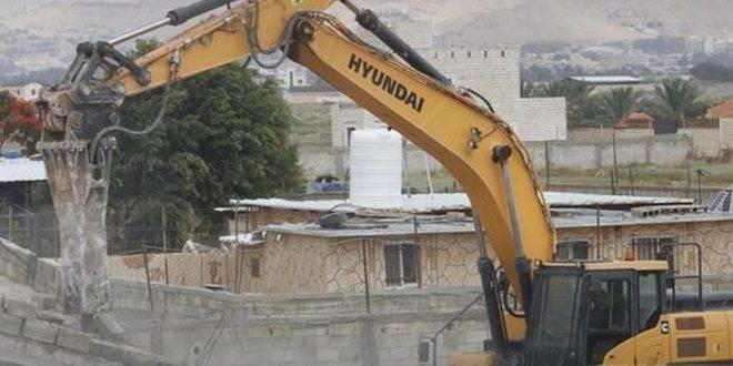 قوات الاحتلال تهدم محلاً تجارياً بالقدس المحتلة