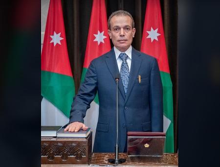 السفير الخصاونه يؤدي اليمين امام الملك