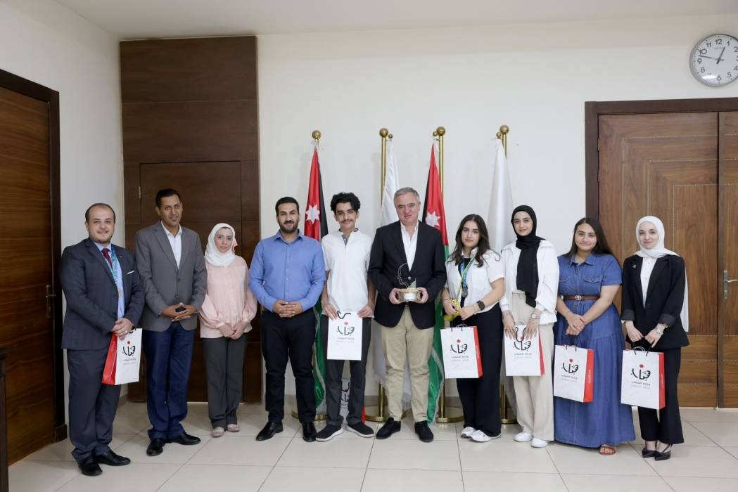 وزير الشباب يهنئ فريق الأركان الشبابية للمناظرات