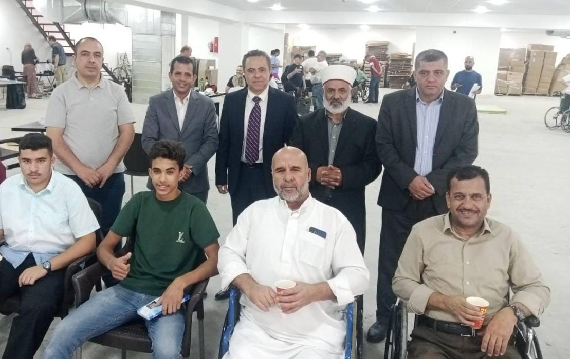 توزيع كراسي على مصابين عسكريين وذوي إعاقة