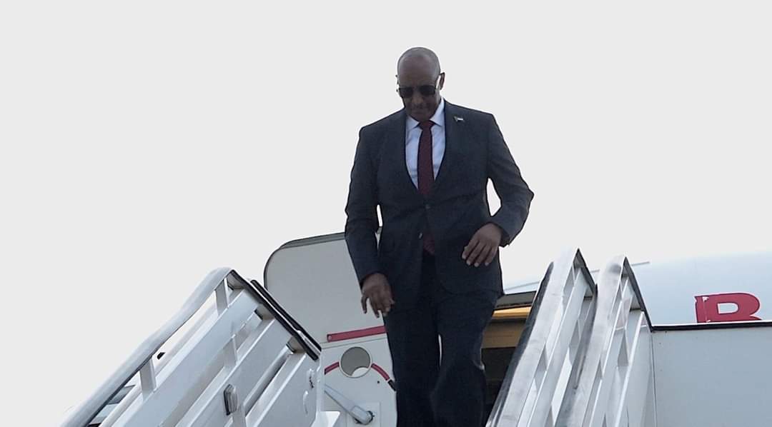 برهان يعود الى السودان بعد زيارة ليوغندا ...صور