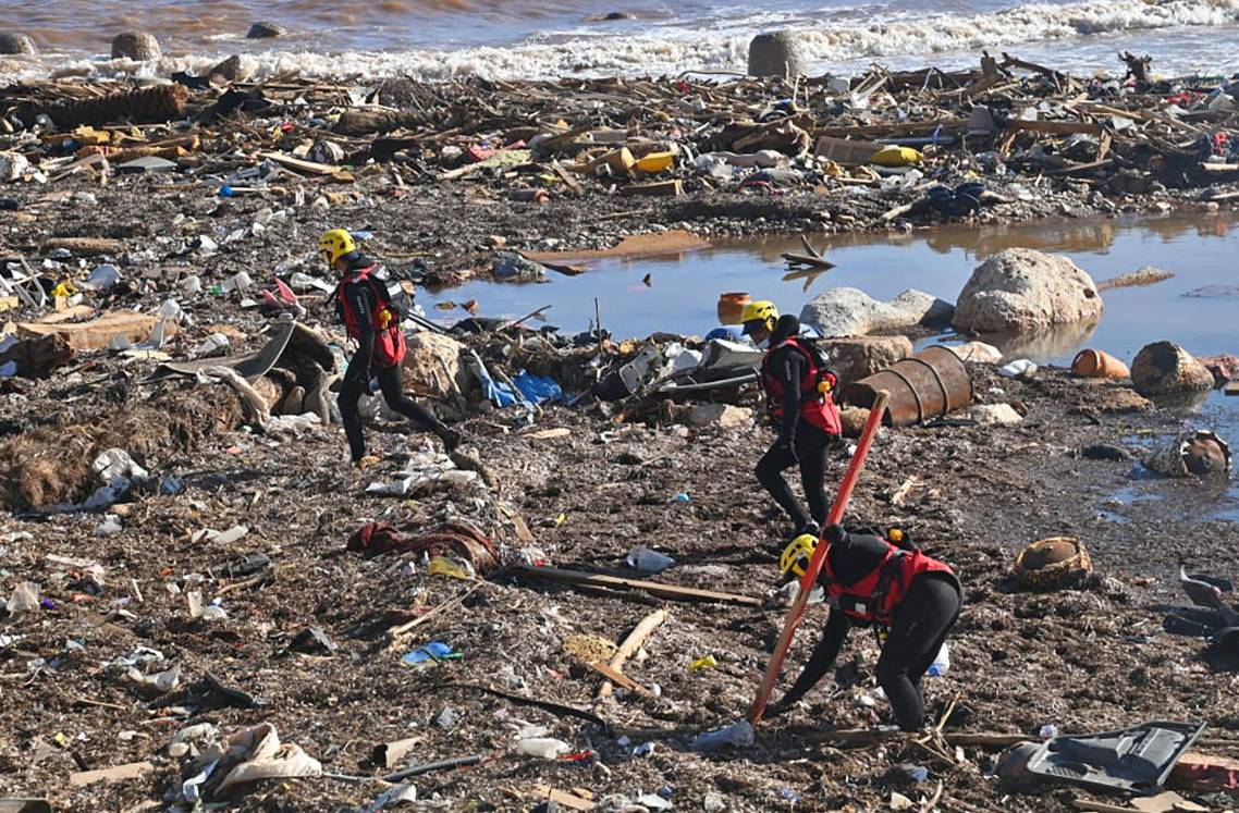 «الدفن العشوائي» يعرقل عمليات الإغاثة في ليبيا