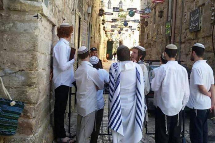 مستوطنون يؤدون طقوسا تلمودية في أحياء البلدة القديمة بالقدس