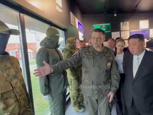 كيم جونغ أون يحصل على هدايا مسلحة بختام زيارته لروسيا