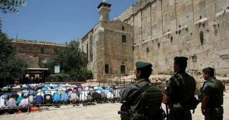 مستوطنون متطرفون يؤدون طقوسا تلمودية بالحرم الإبراهيمي