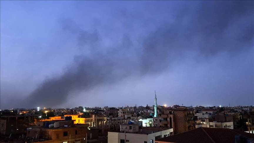 الجيش السوداني والدعم السريع يتبادلان اتهامات بحرق مقار حكومية