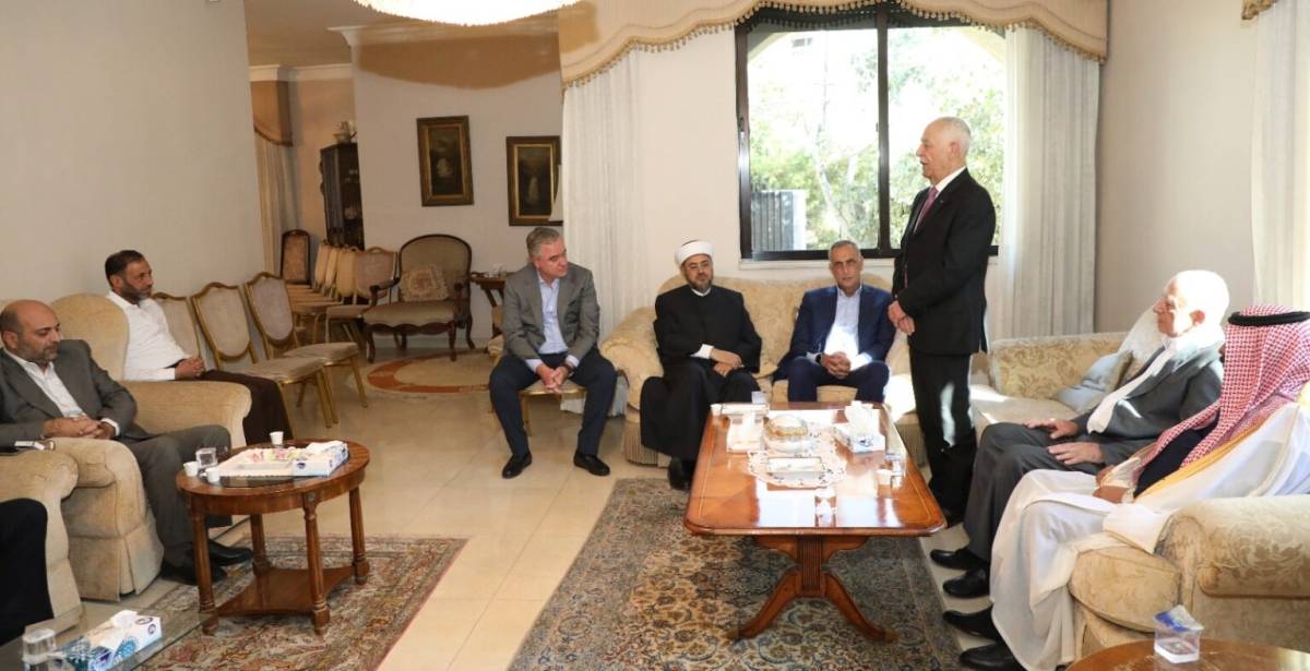 رئيس الديوان ينقل تعازي الملك وولي العهد إلى 5 عشائر