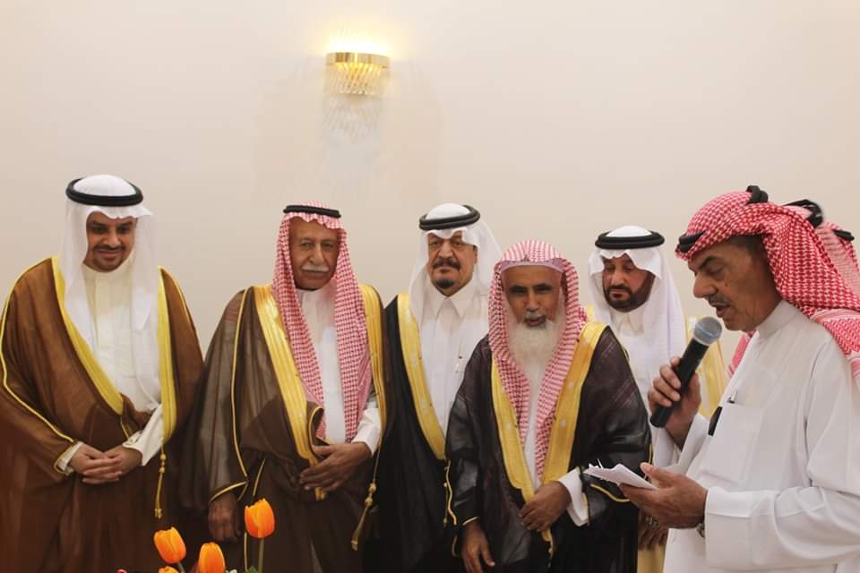 الفايز يكرم الشيخ القاضي العشائري طراد المسلط في جدة ...صور