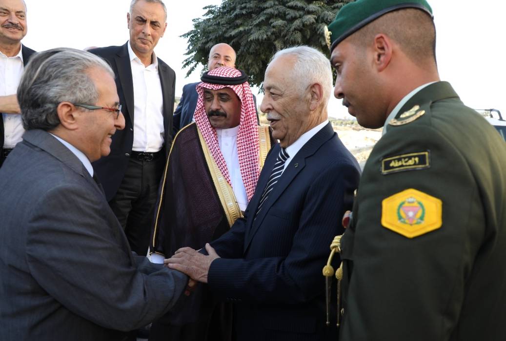 مندوبا عن جلالة الملك وولي العهد ..  العيسوي  يعزي _عشيرة البقاعين ...صور