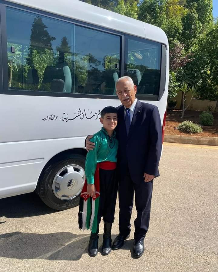 الملك يهدي فرقة غزلان الرمثا حافلة  صور