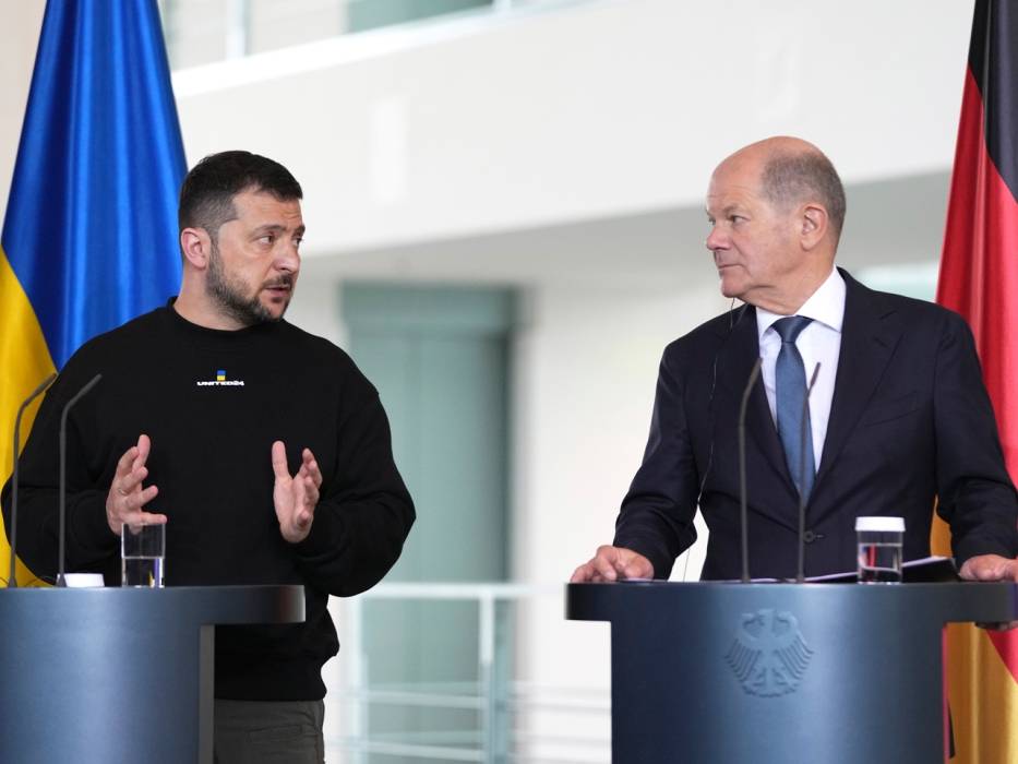 شولتس وزيلينسكي يفوزان بجائزة المواطن العالمي