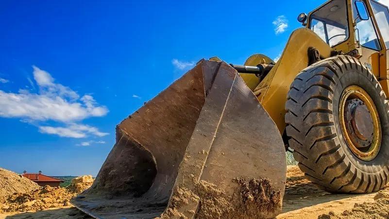 إزالة اعتداءات على أراضٍ للخزينة في الأغوار