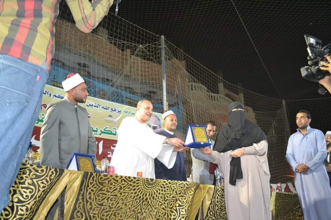 برلماني يكرم 300 طالبا وطالبة أوائل المراحل التعليمية وحفظة القرآن الكريم بالصف جنوب الجيزة