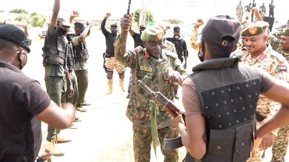 الجيش السوداني تخريج الدفعة الأولى من دورة القنص..صور