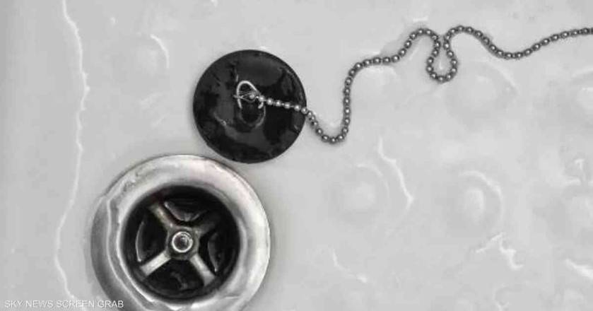 أم بريطانية تحذر: سدادة حوض الاستحمام كادت تقتل طفلي