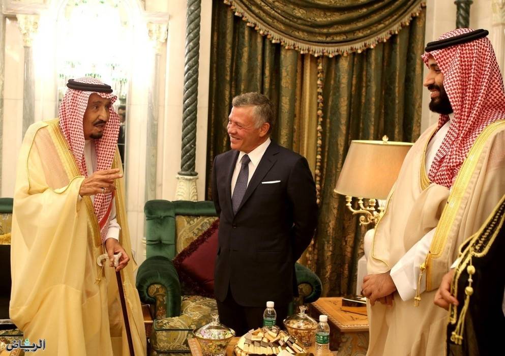 الملك يهنئ خادم الحرمين الشريفين باليوم الوطني الـ 93