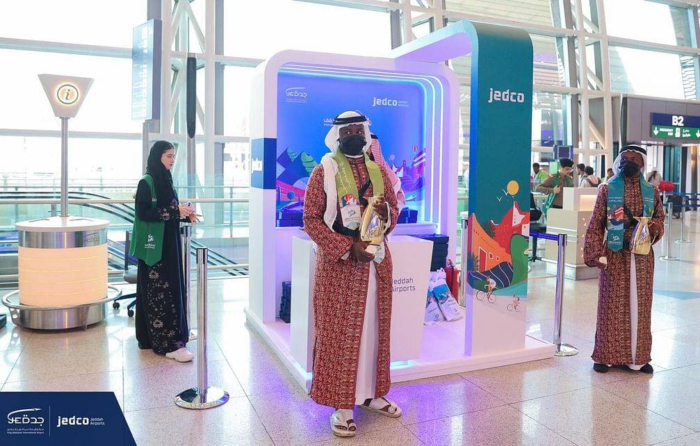 بالقهوة والحلوى الشعبية.. مطارات جدة تحتفل باليوم الوطني مع المسافرين