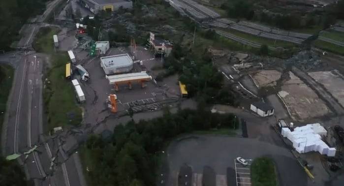 انزلاق أرضي يمزق طريقًا سريعًا بالسويد