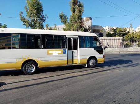 ضبط سائق حافلة غير مرخص حمَل 26 راكبا زيادة