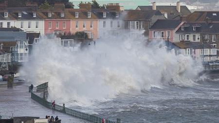 تحذيرات من فيضانات بمناطق أميركية