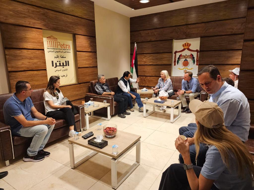 رئيس سلطة البترا يلتقي فريقا من خبراء “USAID”