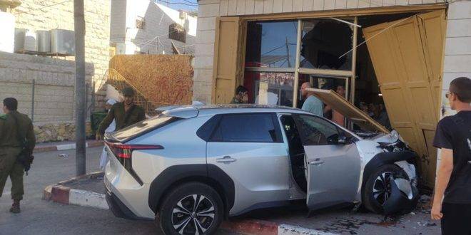 إصابة فلسطينيين اثنين جراء عملية دهس نفذها مستوطن وسط مدينة الخليل