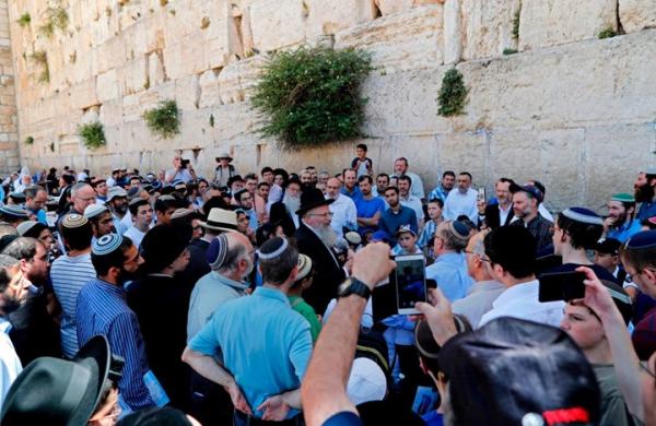 مجموعات كبيرة من المستوطنين يبدؤون اقتحام الأقصى