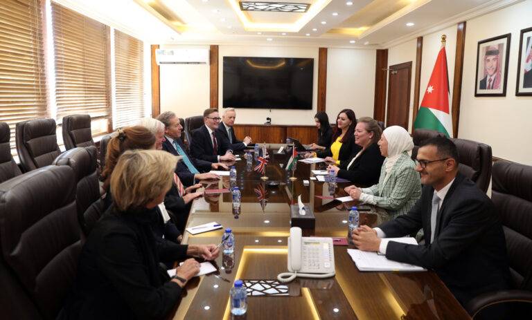 طوقان تُطلع وفدا بريطانيا على تحديات يواجهها اقتصاد الأردن