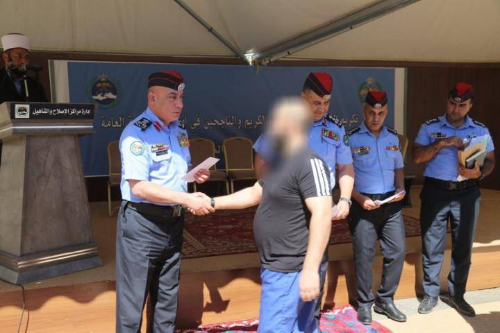 الأمن يكرم النزلاء من حفظة القرآن والناجحين بالتوجيهي