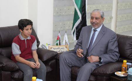 الدهيسات يكرم الفائز بالمركز الأول في حفظ القرآن الكريم