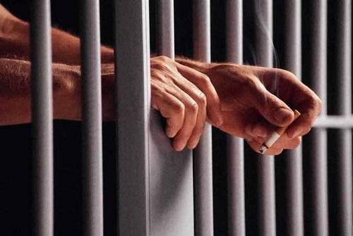 آثار قبلات على فتاة قاصر تودي بأردني الى السجن