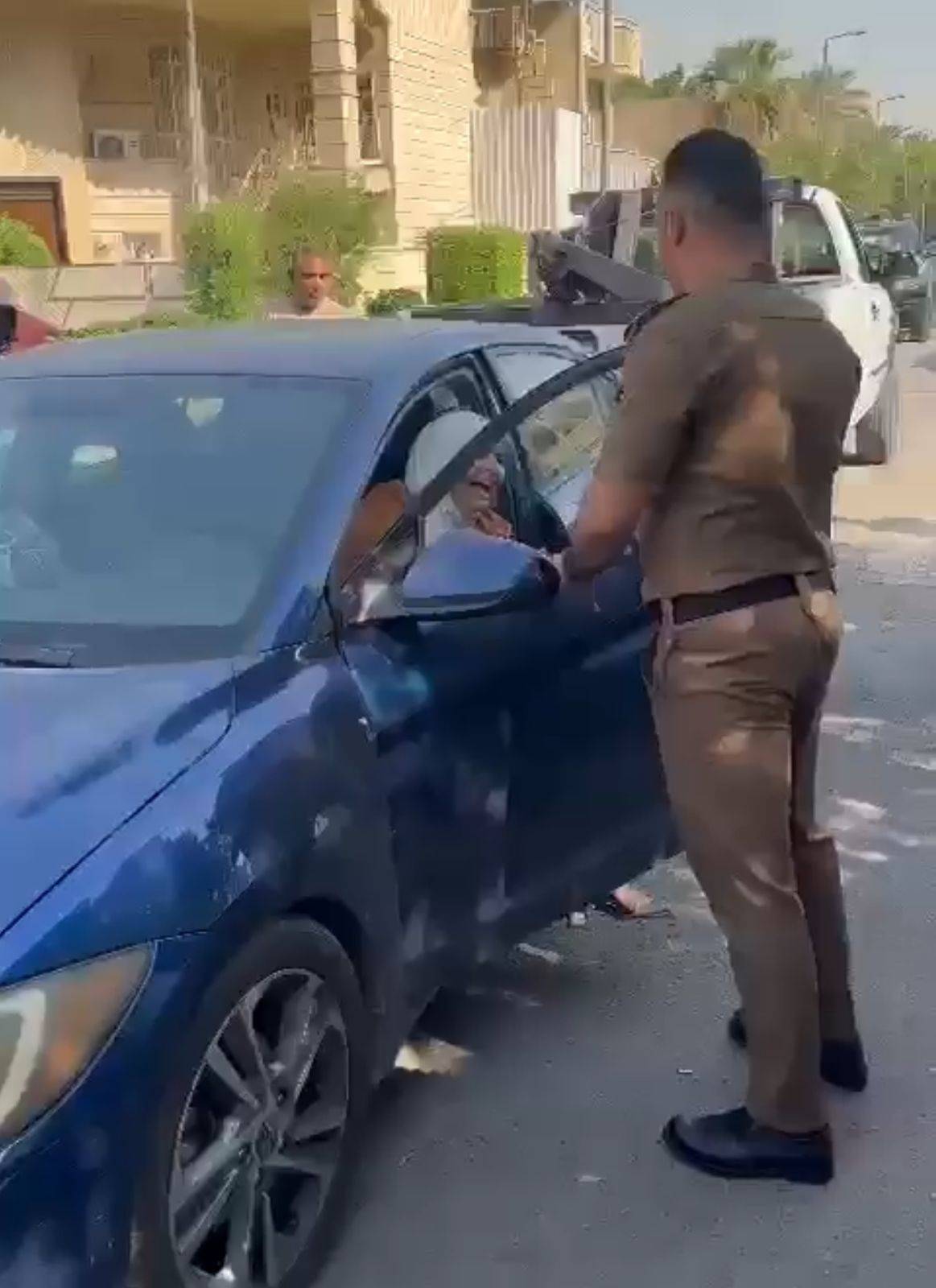 مشاجرة بين الضابط والمرأة الملازم أول في بغداد..فيديو