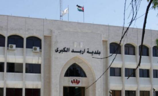 التل لنيروز : البلدية تزيل اعتداء لمحل  في المدينة الصناعية لمخالفته احكام التنظيم