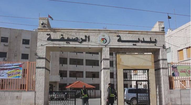 بلدية الرصيفة تنصف عائلة عامل وافد توفي قبل 12 عاماً