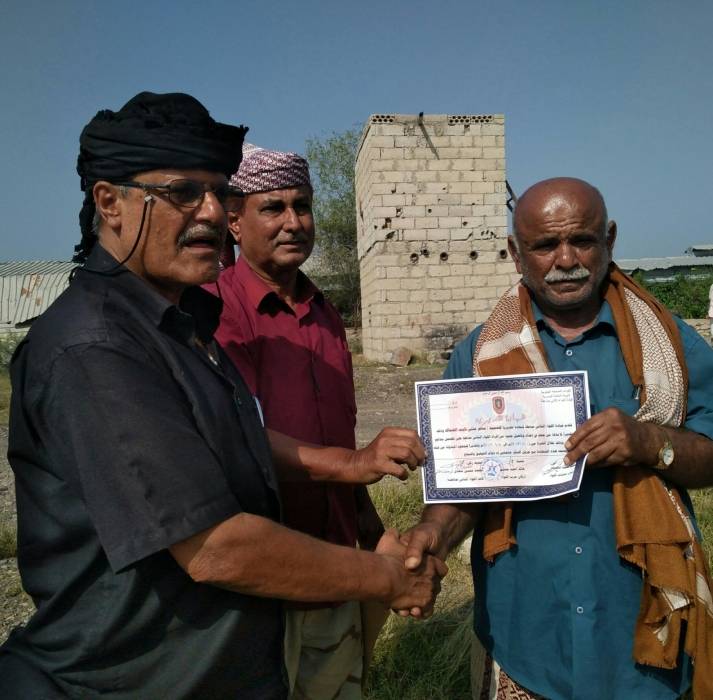 قيادة اللواء الثاني صاعقة تكرم قائد مدفعية محور ابين العميد سالم خميس بشهادة تقديرية!!..