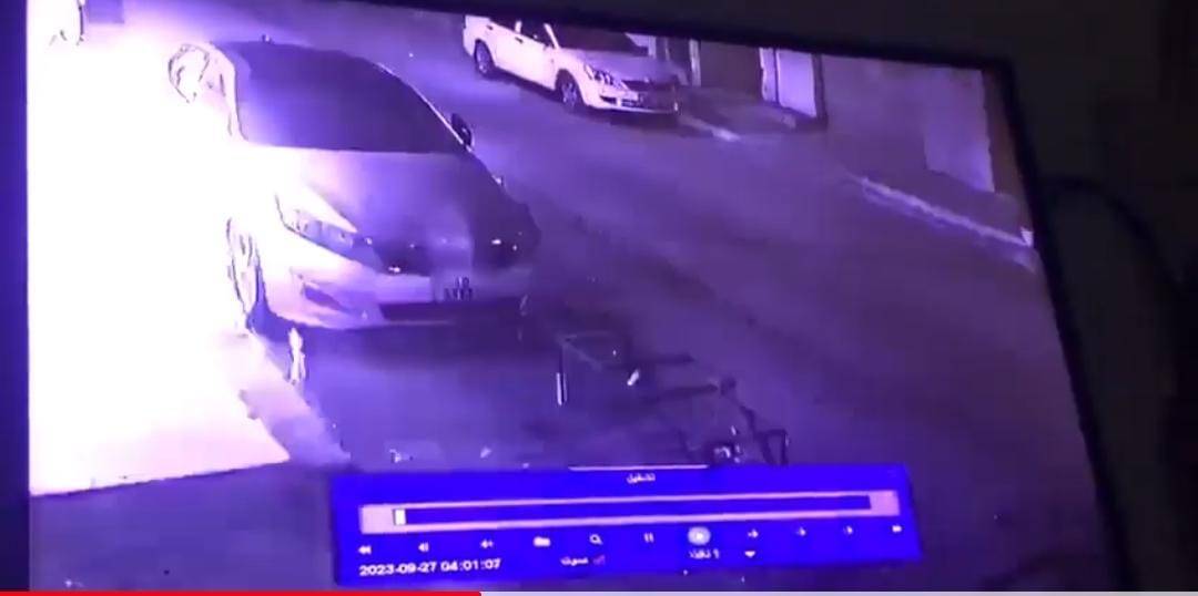 بالفيديو.. شخص ملثم يحرق سيارة في المفرق