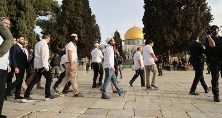 عشرات المستوطنين يقتحمون باحات الأقصى
