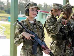 حسناوات يحملن البنادق.. حملة ترويجية بطعم عسكري