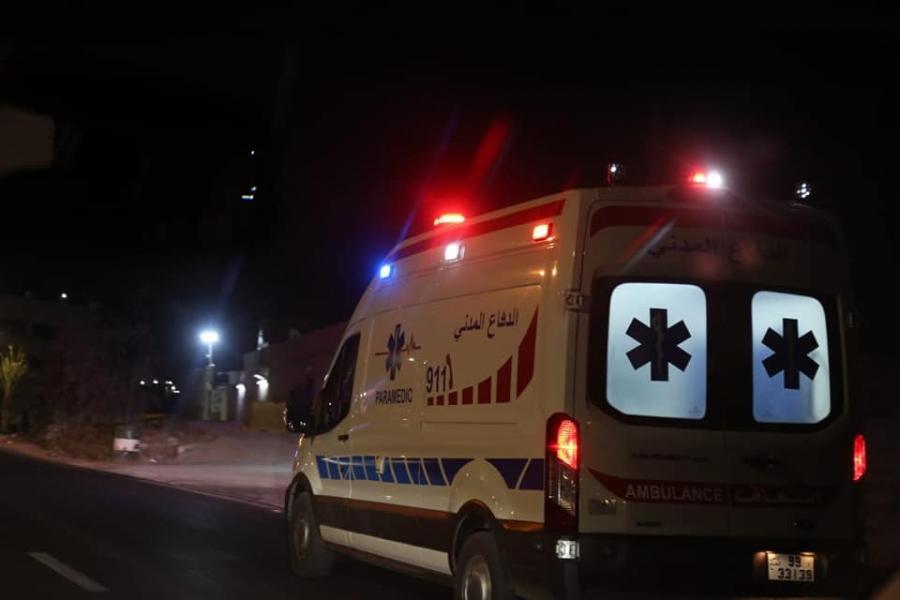 إصابة بالغة إثر تدهور باص وسقوطه من أعلى جسر