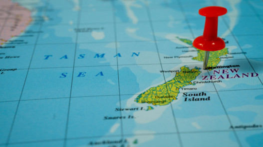 إصابة رئيس وزراء نيوزيلندا بكورونا قبل أسبوعين من الانتخابات