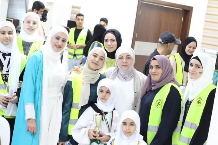 تجمع اشبال اليوم ينثرون الفرح والسعادة في قلوب الايتام والمكفوفين في احتفالية المولد النبوي