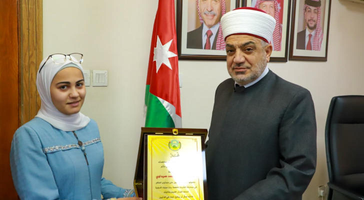 وزير الأوقاف يكرم حافظة القرآن