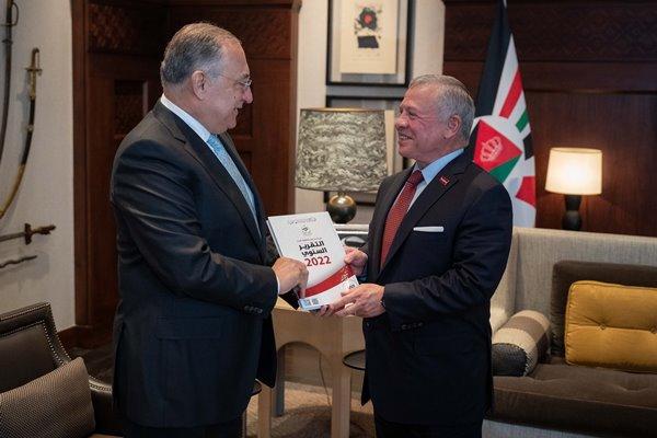 الملك يتسلم نسخة من تقرير مكافحة الفساد